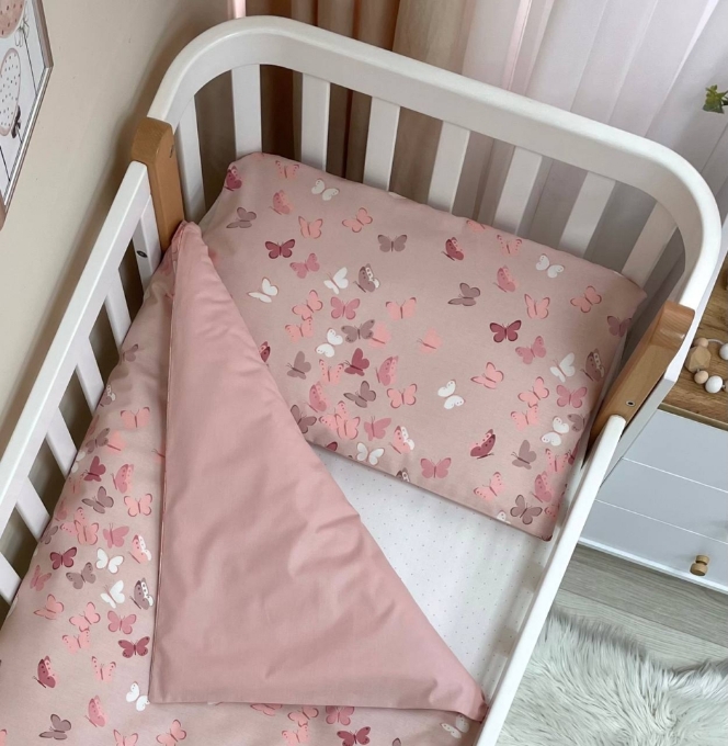 Set lenjerie de schimb pentru patut bebe 3 piese Fluturi roz (1)